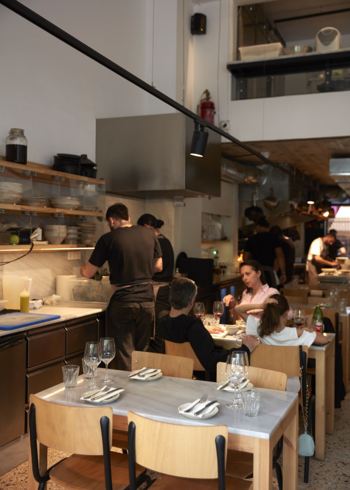 Dans la salle du restaurant Akra à Athènes.