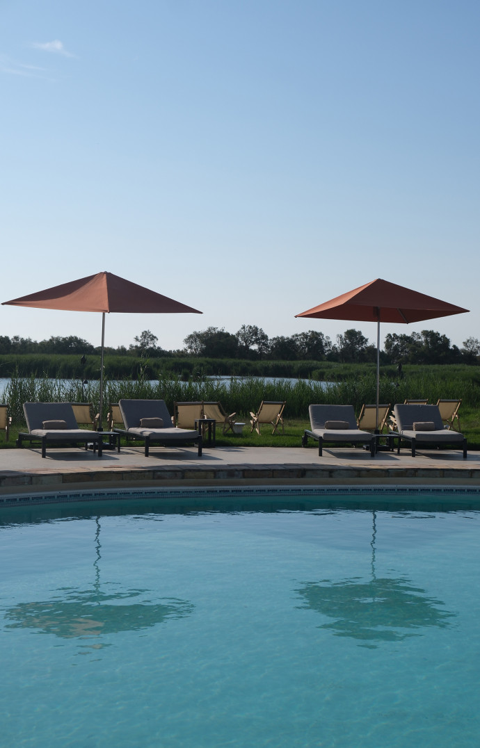 Une piscine jouxte le restaurant.