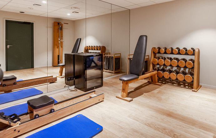 Une salle de gym est accessible aux clients.