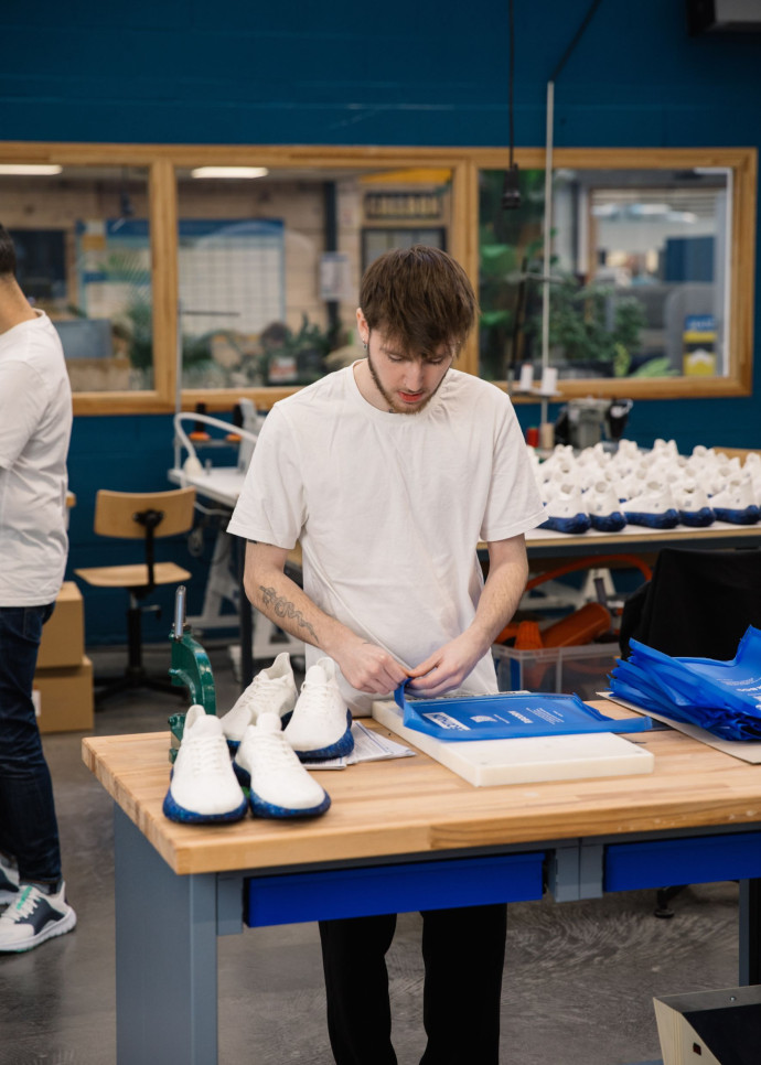 Dans les ateliers de fabrication de la chaussure Reborn.