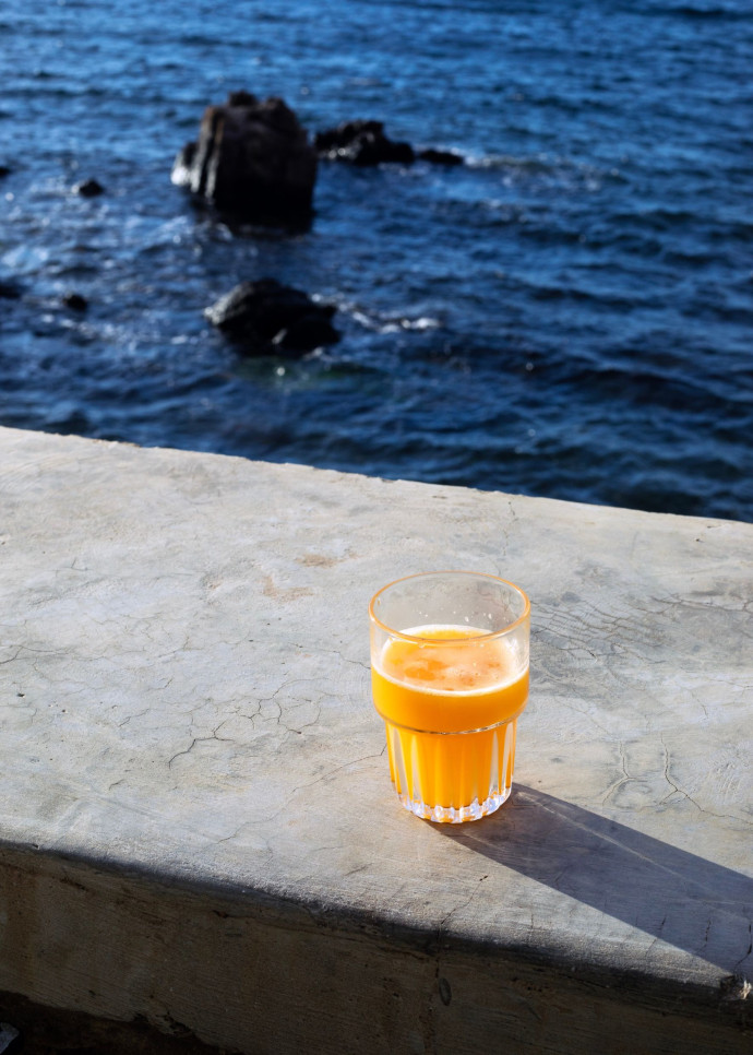 Un jus d’orange frais à déguster en bord de mer à Marettimo, l’une des îles des Égades.