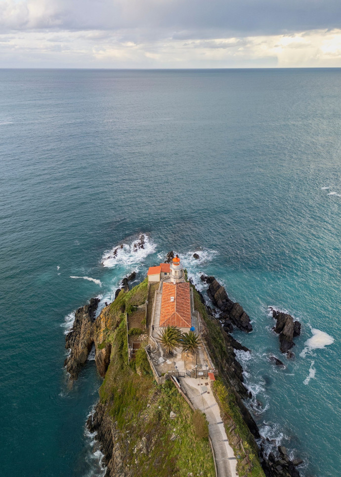 L’hôtel Faro de Cudillero est perché sur un promontoire rocheux.