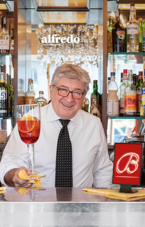 Maurizio Stocchetto, propriétaire du Bar Basso, tient le verre (et le cocktail) imaginé par son père Mirko.