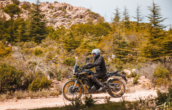 En tout chemin, si la garde au sol de 230 mm et le débattement de 200 mm permettent de franchir de nombreux obstacles, les pneus de qualité moyenne de la Royal Enfield Himalayan limitent les ardeurs.