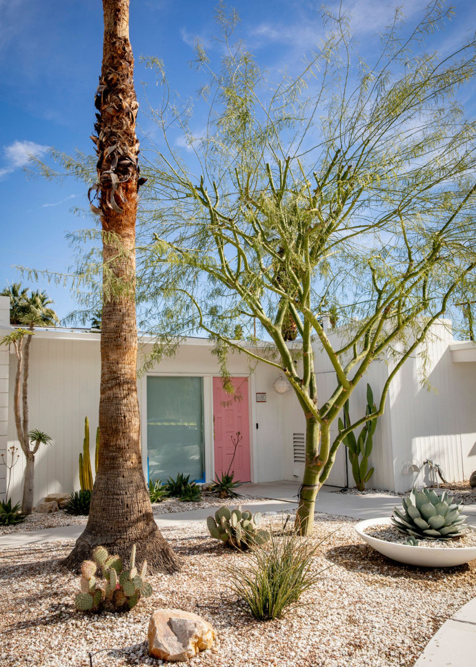 À Palm Springs, tout se joue derrière les façades des intérieurs extérieurs de villas hypergraphiques, piquées de cactus tellement photogéniques et d’un Pantone en Technicolor.