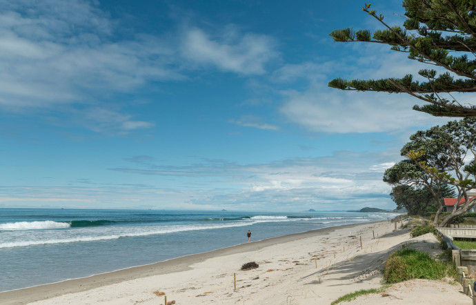 Sur la plage de Waihi Beach, en Nouvelle-Zélande.