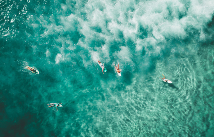 surfeurs dans un océan