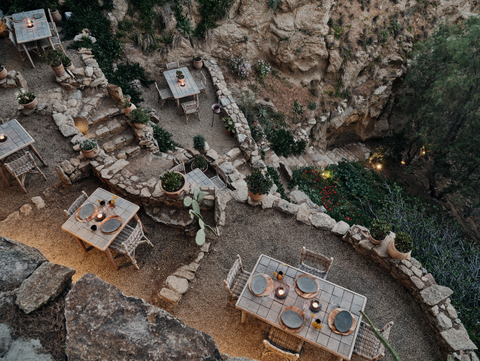 Le restaurant Raw, quant à lui, s’étale dans un jardin en surplomb de la mer.