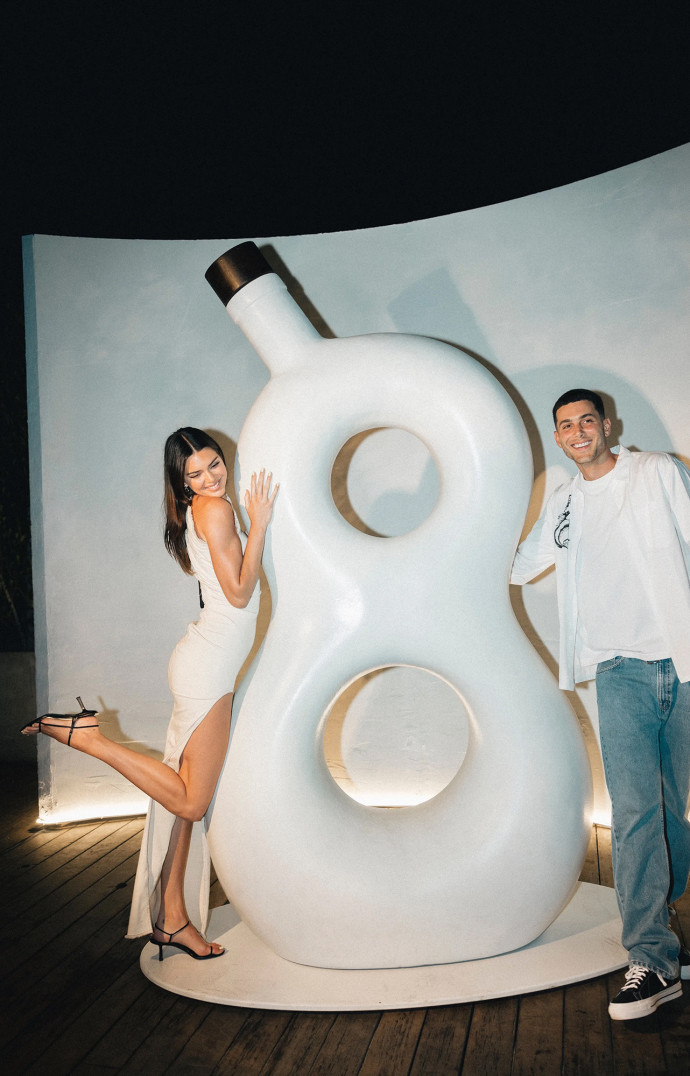 Kendall Jenner et une bouteille XXL de sa tequila 818.