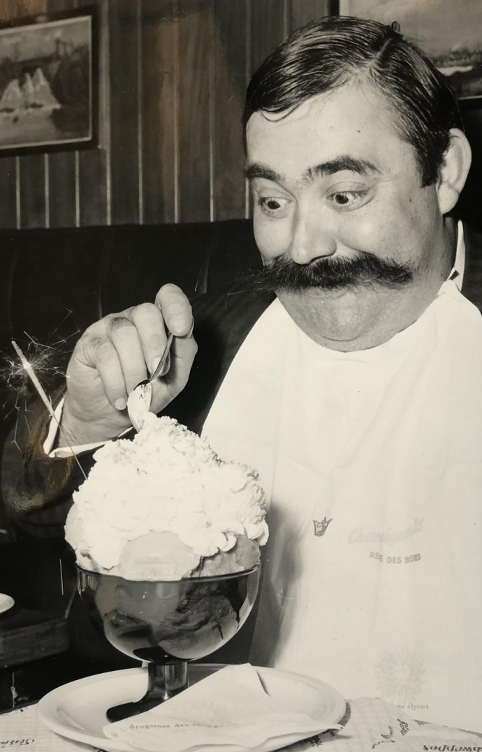 L’acteur français Moustache fêtant son anniversaire au Drugstore, 1962.