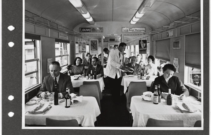 Séance photo pour la promotion des voitures-restaurants classiques de la CIWL, réalisée dans un atelier de maintenance, 1967. © Fonds de dotation Orient Express