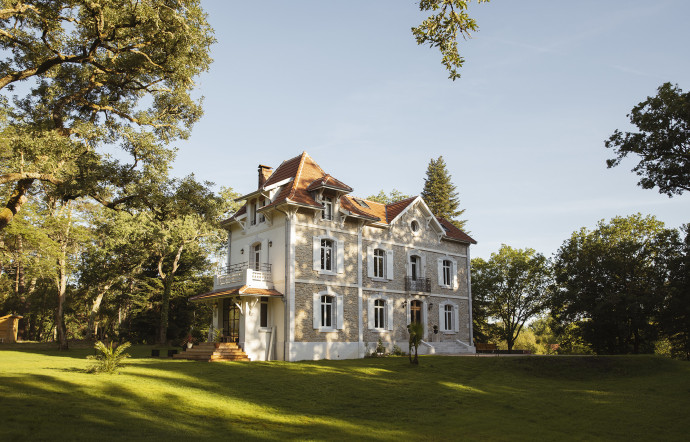 La maison est située dans le charmant village de Magescq, un charmant petit bourg de 2800 âmes situé à seulement 15 minutes de l’océan.