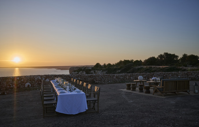 Sur demande, l’hôtel organise des dîners avec une vue privilégiée pour le coucher du soleil.