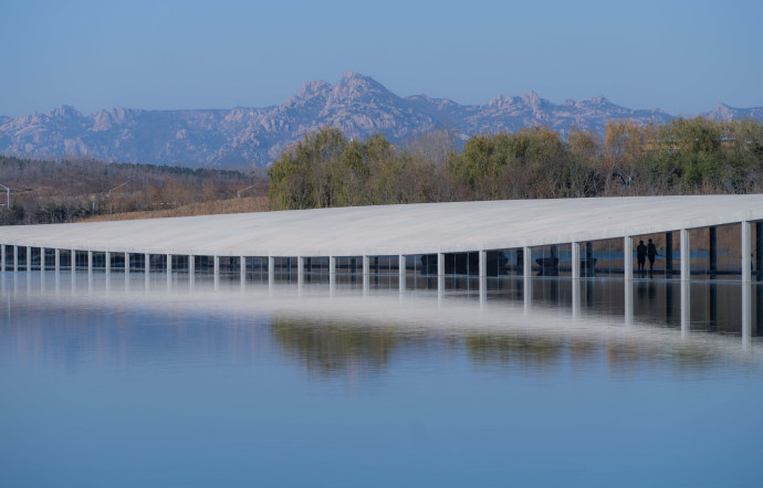 Le béton, le verre, le métal et la pierre servent l’épure d’une architecture minimaliste et chaleureuse, qui invite la nature, et même l’eau, à y pénétrer.