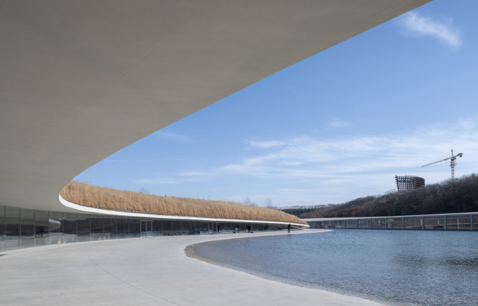 Sur un kilomètre de longueur, le dernier projet signé Junya Ishigami crée le lien entre intérieur, extérieur, nature et architecture.