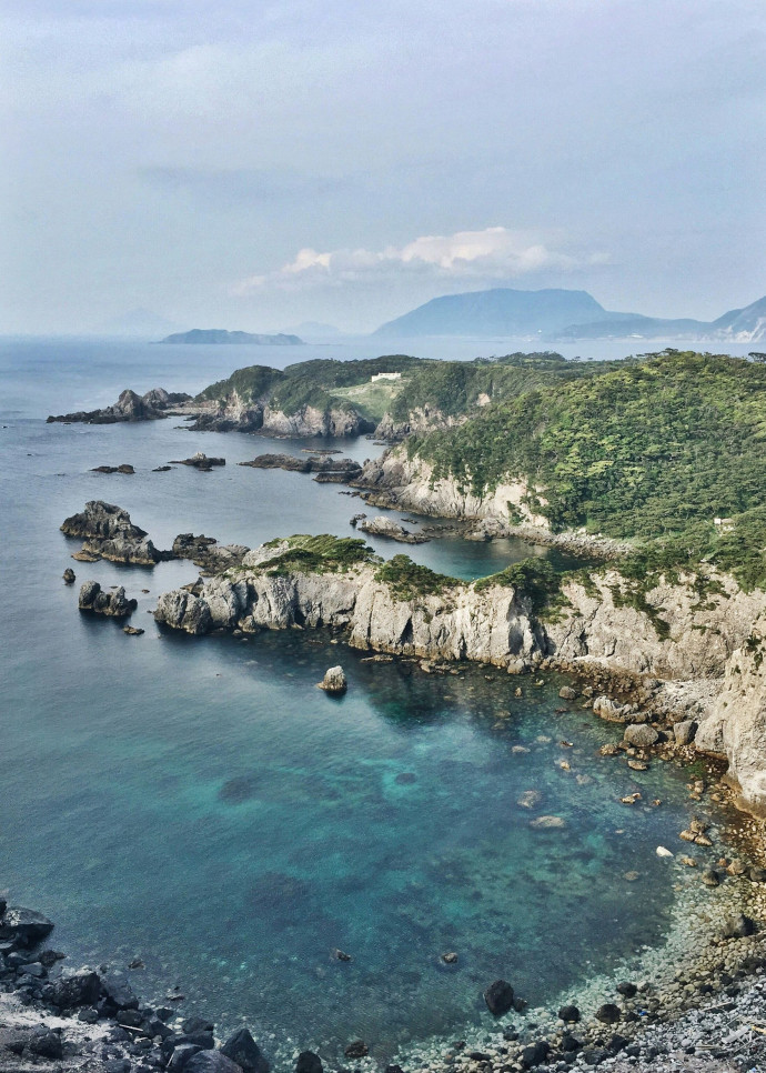 Un sentier pédestre descend jusqu’à la côte déchiquetée et la double arche de Tsukenkyo, sculptée par les vagues.