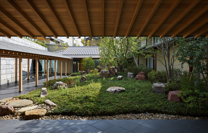 Les premiers pas à l’hôtel se font à travers ce jardin zen.