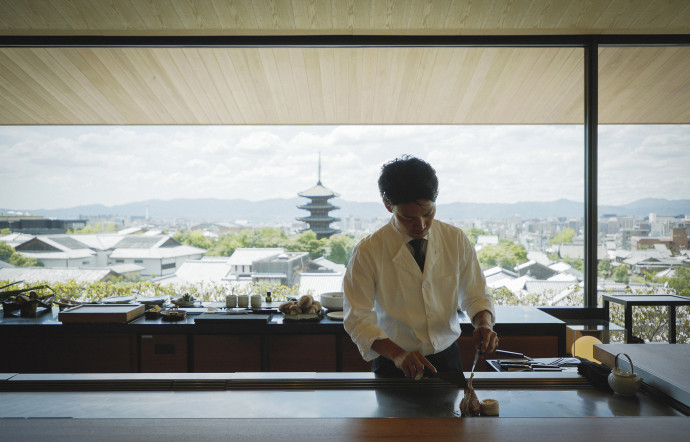 Le chef Koyama sur son teppan grill.