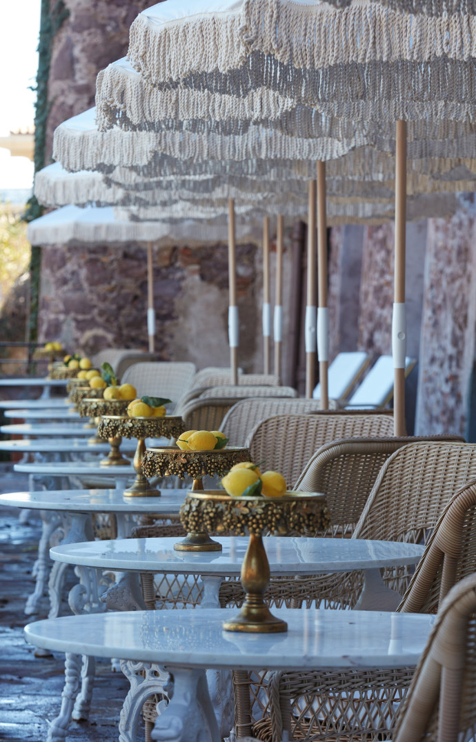 La terrasse qui fait face à la mer s’adosse à la belle façade du château.