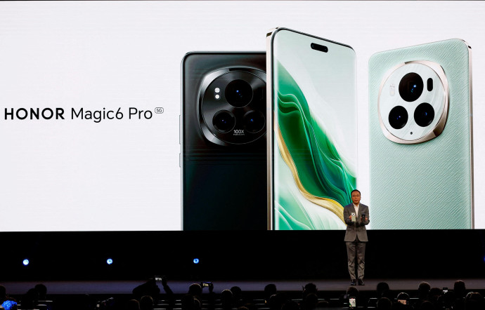 Le PDG d’Honor lors de la présentation du Magic6 Pro au Mobile World Congress de Barcelone (février 2024).