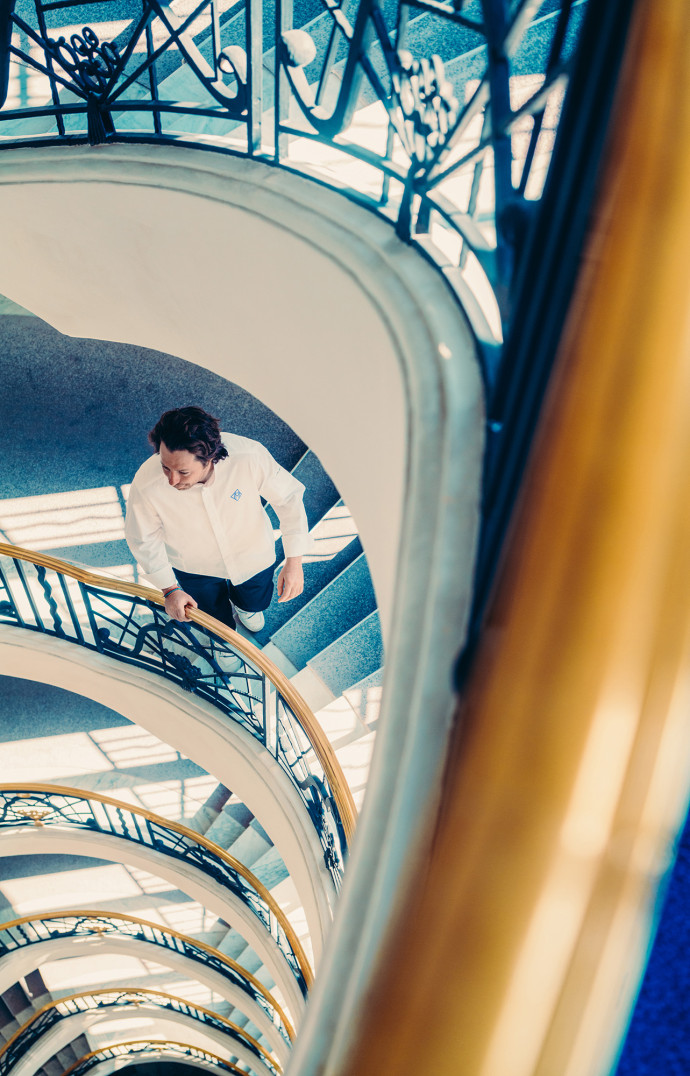 Jean Imbert dans les escaliers de l’hôtel.