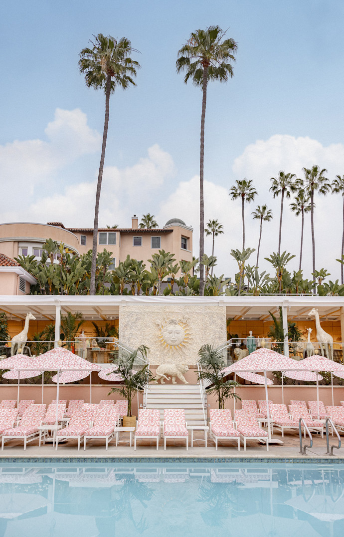 Jusqu’au 2 septembre, Dior prend les commandes de la mythique piscine de l’hôtel en la rhabillant de ses motifs et couleurs.