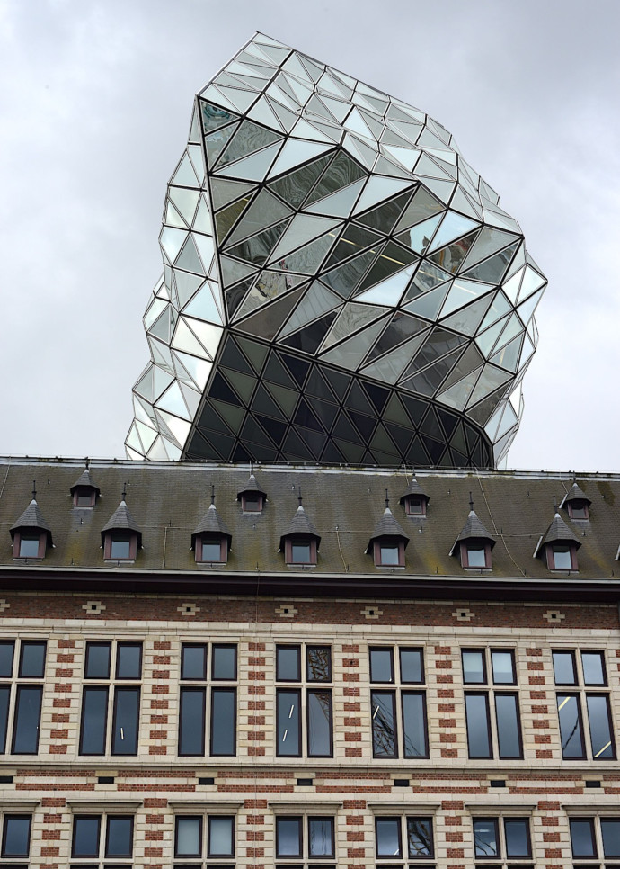 La Maison du port, conçue par Zaha Hadid Architects, a la forme d’un diamant facetté.