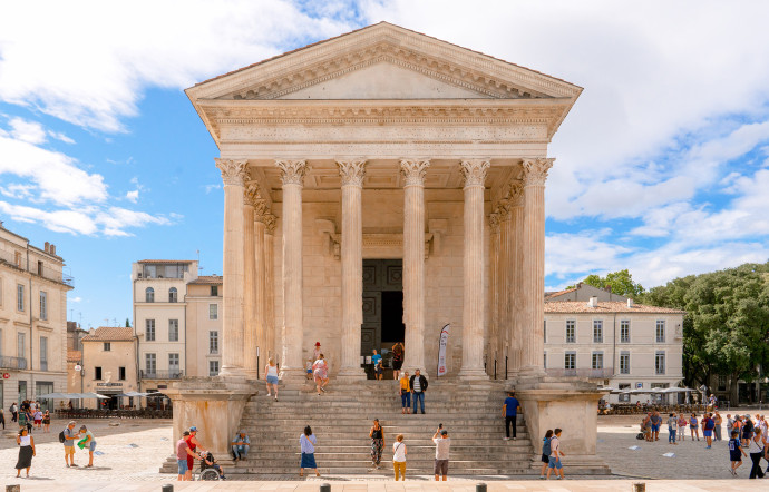 nîmes city guide ville de france maison carrée vue de face