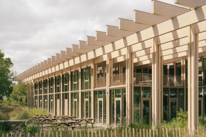 Ce nouveau bâtiment de bureaux offre un environnement de travail ouvert et flexible, immergé dans la nature foisonnante qui l’entoure, 2024 - TGL