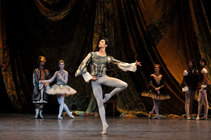Danseur étoile, chorégraphe... José Martínez dirige la danse de l’Opéra national de Paris depuis le 5 décembre 2022 - TGL