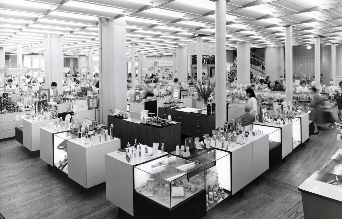 Le rayon parfumerie, Le Bon Marché, Paris.