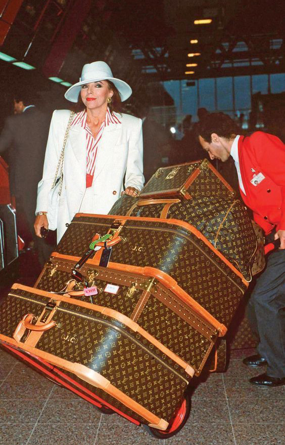 Joan Collins et sa collection de malles Vuitton à l’aéroport.