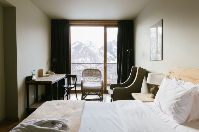 Les montagnes vues depuis l’une des chambres du Rooms Hotel Kazbegi.