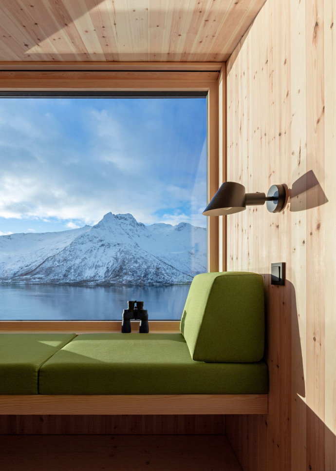 À 20 minutes en voiture des boutiques et restaurants de la petite ville de Svolvær, la cabane regarde les flots et les paysages dramatiques des montagnes.