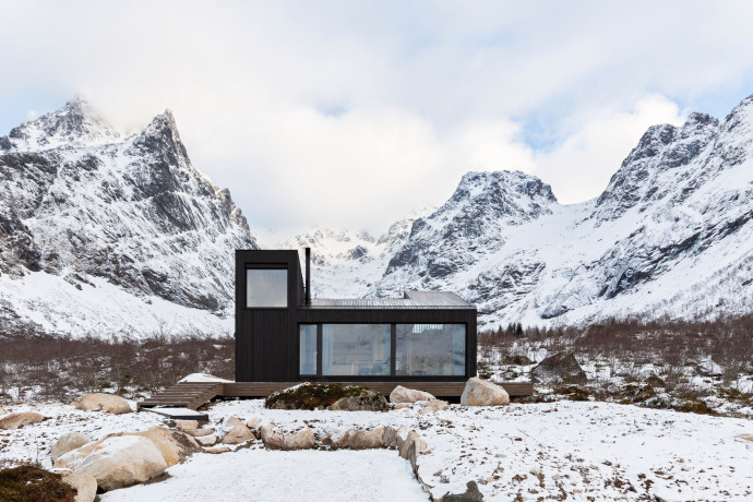 Les montagnes vues depuis l’Aurora Cabin et Nusfjord.