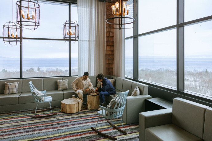 Les 302 chambres, dont 25 suites Exclusive Collection, reflètent les couleurs contrastées des saisons et de la culture locale.