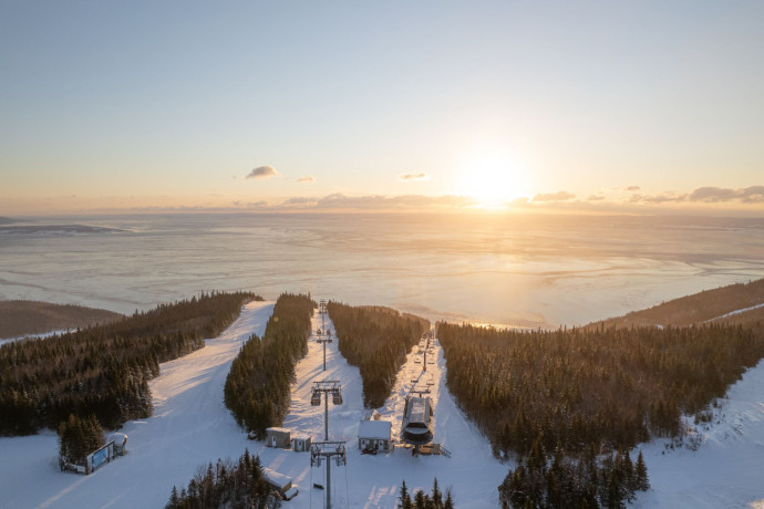 L’esprit du Québec se devine dans la silhouette de la forêt boréale au mur, dans la réinterprétation des portes traditionnelles des granges, des tables en rondin ou des suspensions en forme de glands de chêne…