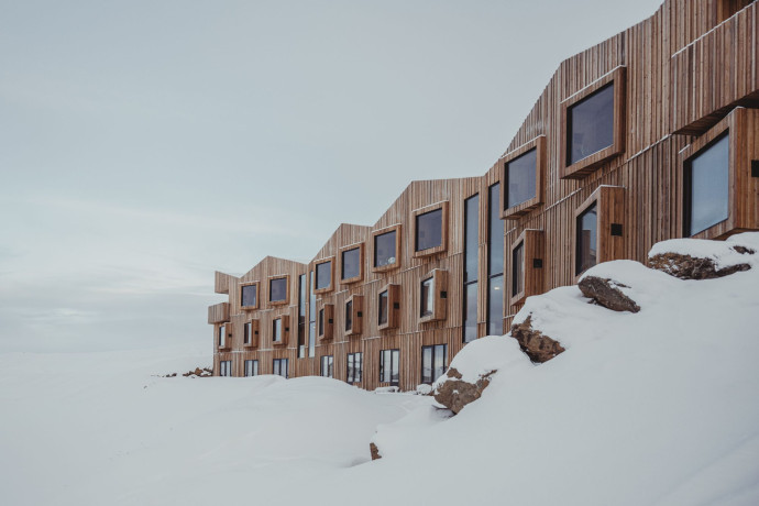 Dans le lobby de l’hôtel, un conteur relate l’histoire de ces sommets, la création de l’école de ski et d’un hôtel transformé, plus tard, en l’établissement Kerlingarfjöll Mountain Resort, qui opéra de 2000 à 2020.
