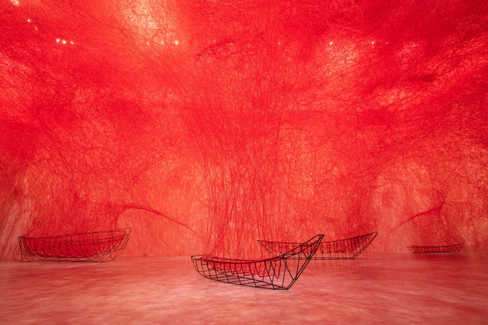 Au Grand Palais, la beauté des œuvres de Chiharu Shiota cache de sombres secrets. The Good Life a mené son enquête, 2024 - TGL