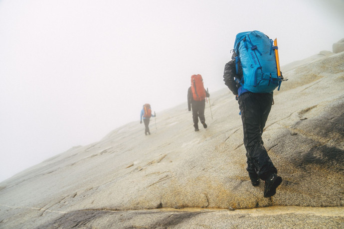 Hier équipement pour braver le froid en montagne, la veste polaire est devenu un indispensable du dressing au sortir des confinements de 2020 - TGL