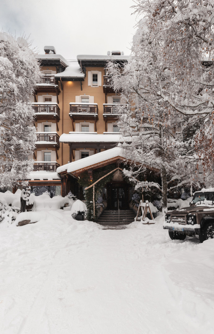 L’entrée du Park Lodge, à Megève, avec son 4×4 et son canoë suspendu à l’entrée. © Johanna Chaboud