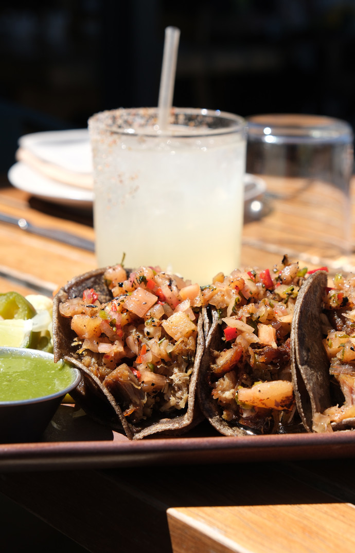 Combo Margarita + tacos sur le rooftop Cara Cara, à Los Angeles.