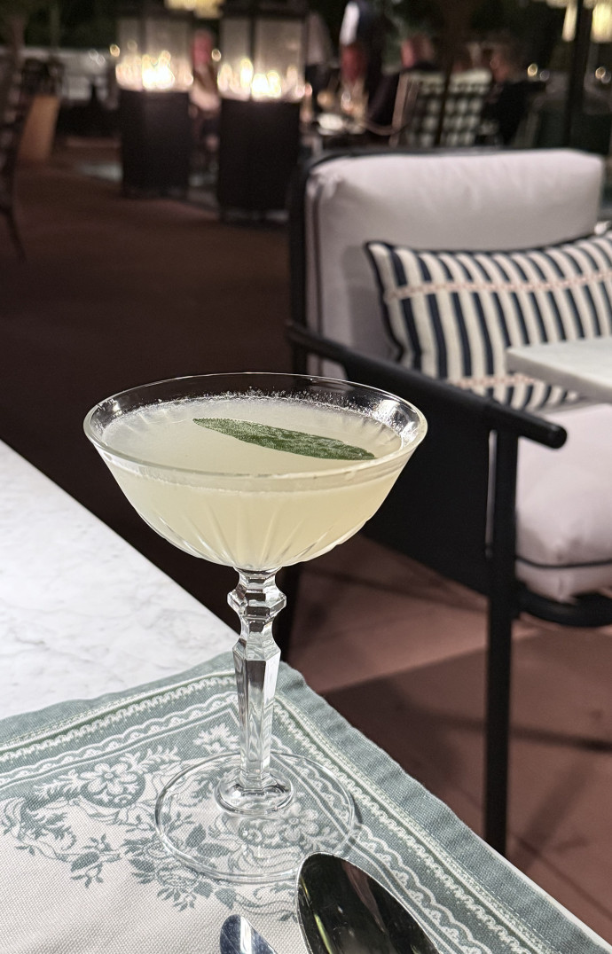 Au Selman, à Marrakech, le cocktail s’accompagne d’une feuille de sauge.