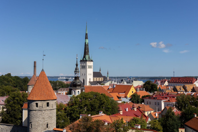 Toitures médiévales aux tuiles rouges, clochers effilés... Tallinn apparaît, aux premiers abords, comme un véritable joyau médiéval, 2025 - TGL