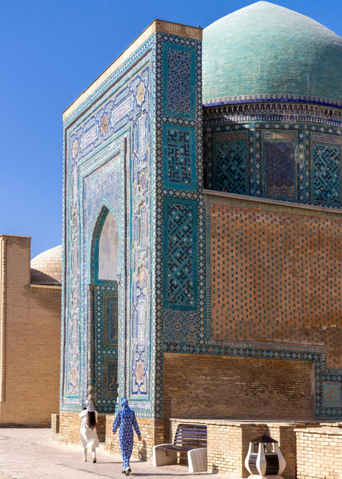 L’imposant portail de l’école coranique de Boukhara est recouvert de mosaïques et carreaux aux motifs géométriques, végétaux et floraux.