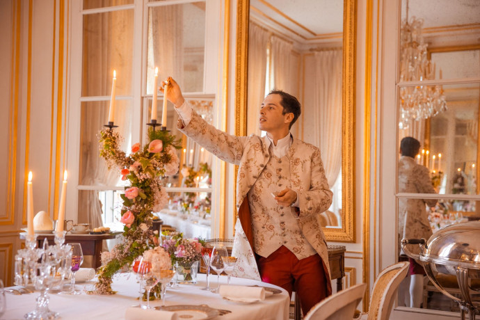 Un majordome en costume d’époque se met au service de chaque hôte.