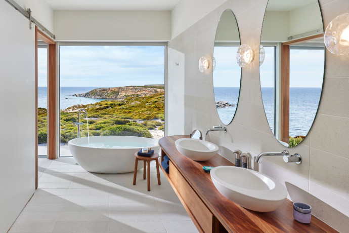 La salle de bain avec vue du Southern Ocean Lodge.
