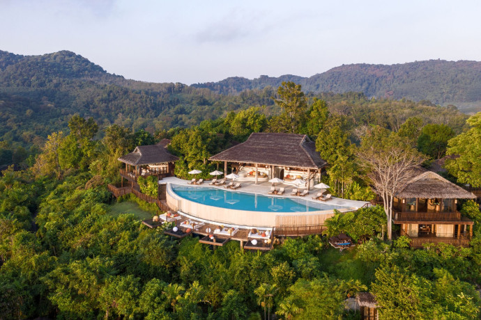 Le Six Senses propose trois restaurants, dont The Hilltop, perché au sommet d’une colline.