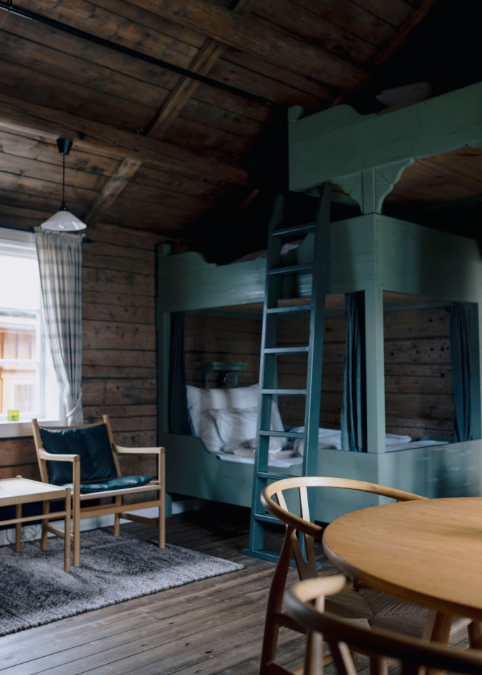 La chambre cosy du Holmen Lofoten avec son lit mezzanine en bois.