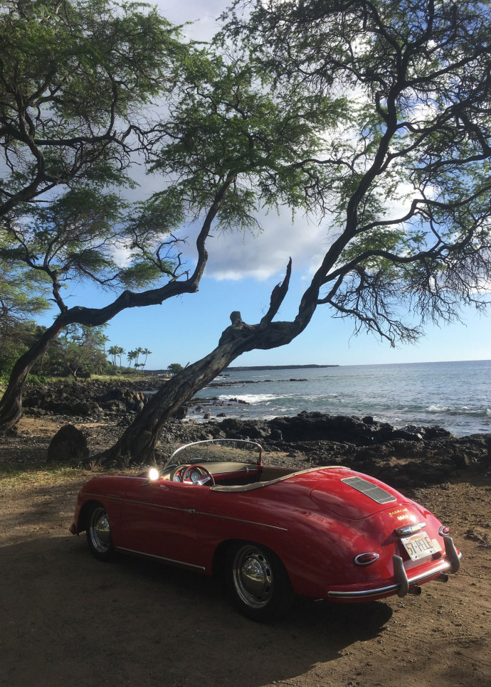 À bord d’une réplique de Porsche, le voyage s’accélère.